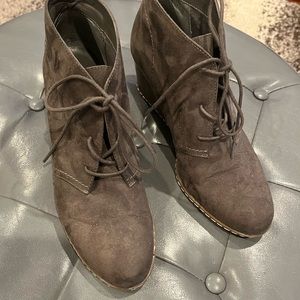 ⭐️ 3/$25 Franco Sarto Sz 10M Gray Suede Lace Up Wedge Ankle Boot